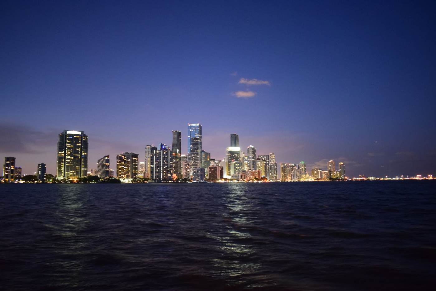 El skyline de Miami sobre la bahía de Biscayne al anochecer