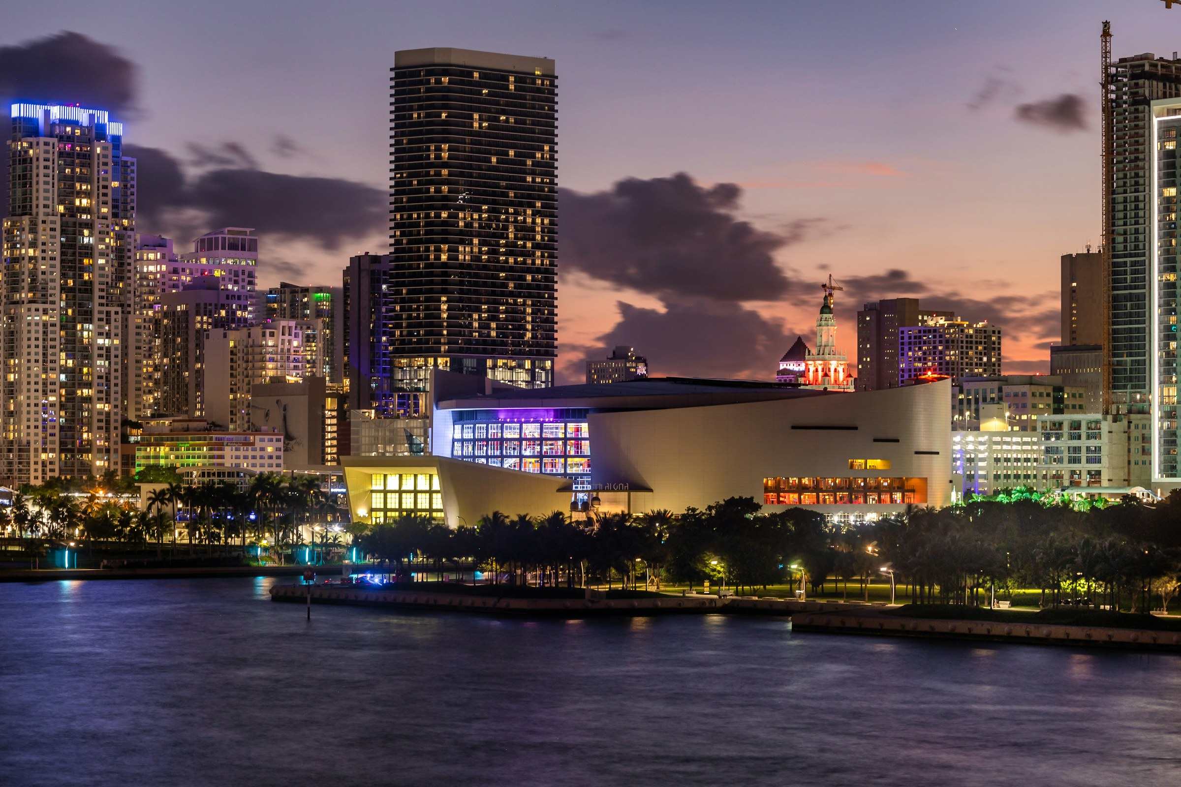 Horizonte del centro de Miami de noche, al otro lado del agua