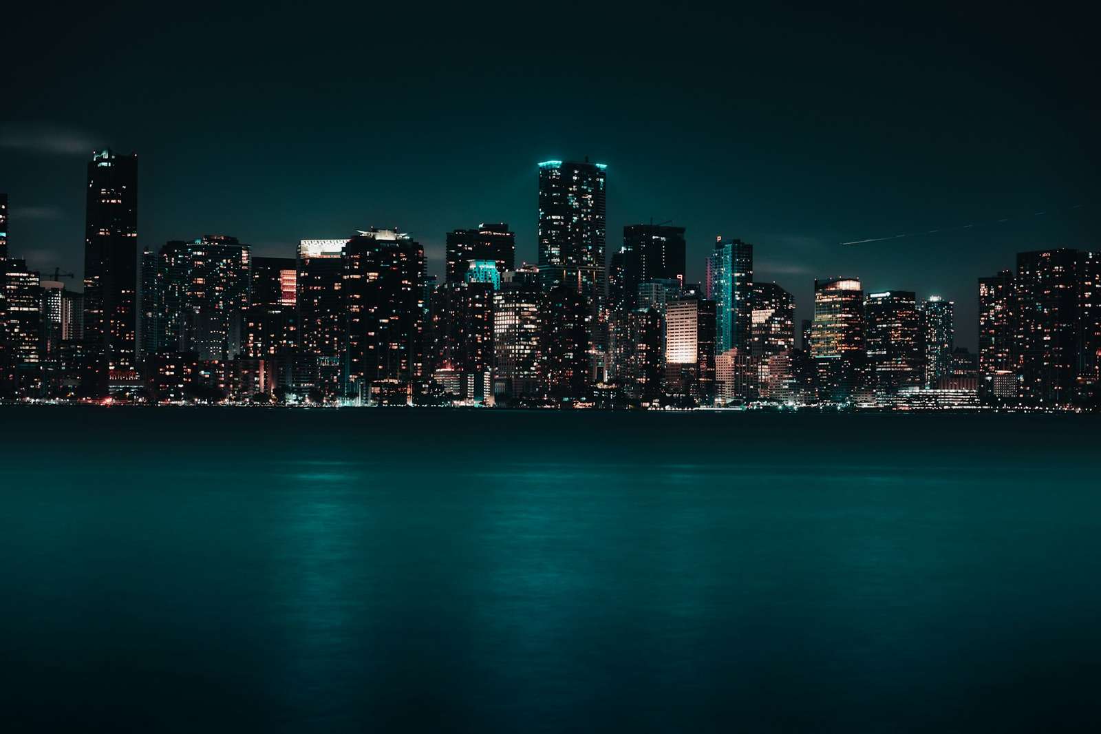 Horizonte de Miami iluminado de noche